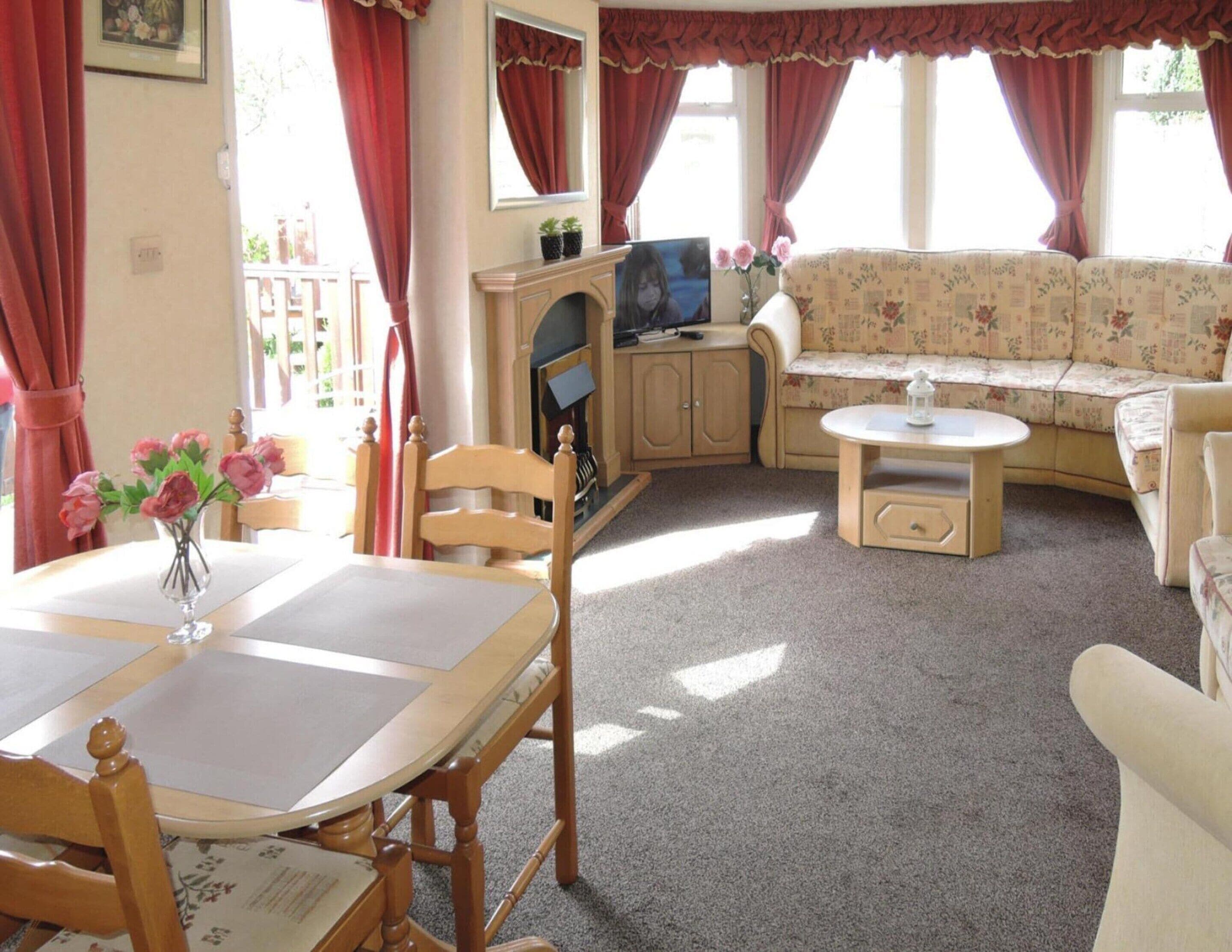 Classic Mobile Home, 3 Bedrooms | Dining