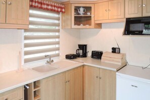 Fridge, oven, stovetop, coffee/tea maker - Mobile Home in Kolczewo With a Terrace (gmina Wolin)