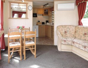 Classic Mobile Home, 3 Bedrooms | Dining - Mobile Home in Kolczewo With a Terrace (gmina Wolin)