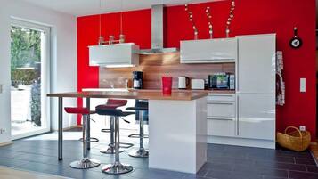 Geladeira, micro-ondas, cooktop, lava-louças