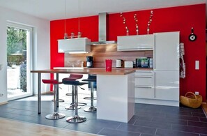 Kühlschrank, Mikrowelle, Herdplatte, Geschirrspüler