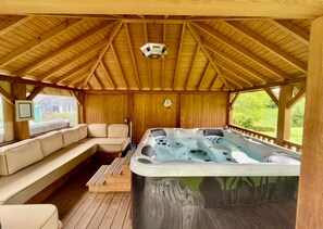 Outdoor spa tub - Contemporary 4 person lodge in Normandy 3Km from Camembert with Jacuzzi (Les Champeaux)