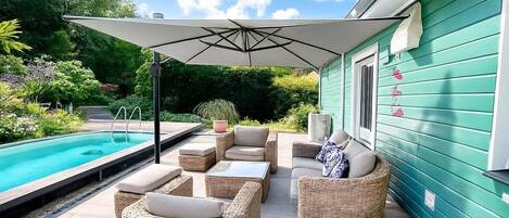 حمّام سباحة خارجي، حمّام سباحة مُدفَّأ