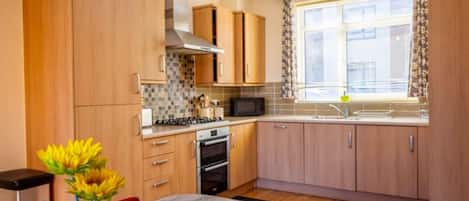 Réfrigérateur, four à micro-ondes, un four, surface de cuisson