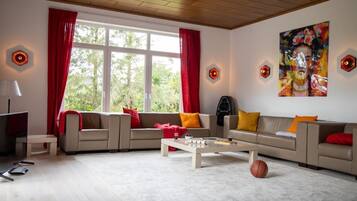 Fernseher, Kamin, Bücher