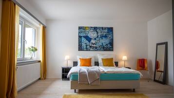 6 Schlafzimmer, Schreibtisch, Bügeleisen/Bügelbrett, Reisekinderbett