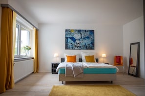 6 Schlafzimmer, Schreibtisch, Bügeleisen/Bügelbrett, Reisekinderbett