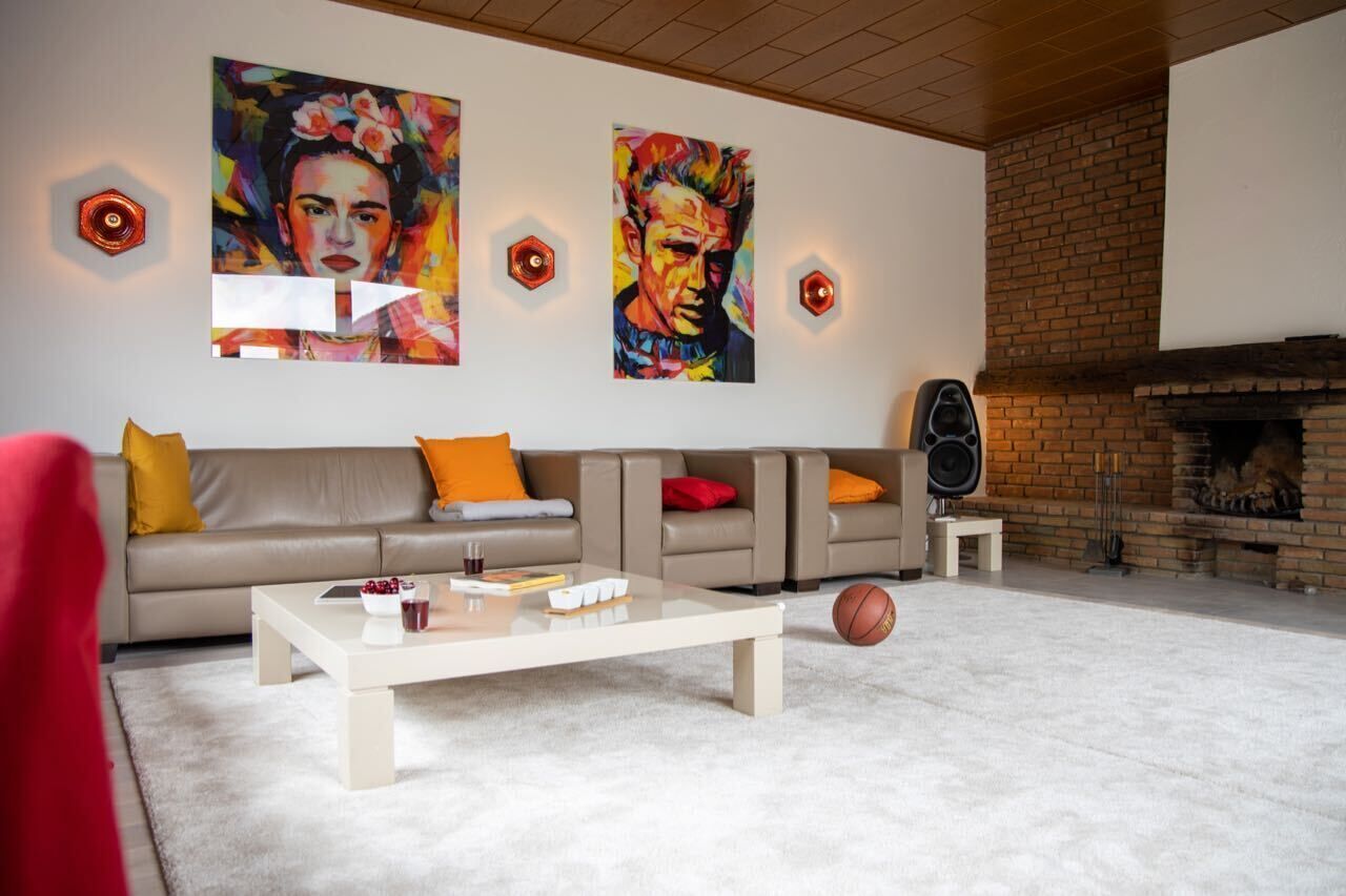 Fernseher, Kamin, Bücher