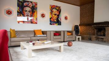 Fernseher, Kamin, Bücher