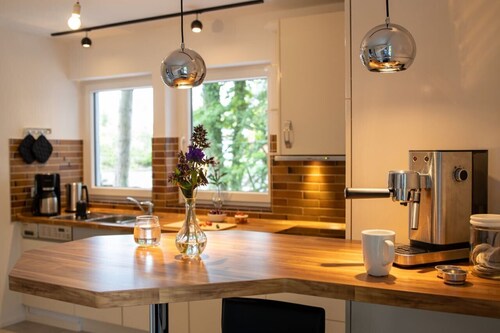 Freistehendes Ferienhaus für 14 Personen mit großzügigem Garten und Sauna kurz v