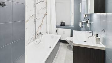 Haartrockner, Handtücher, Seife, Toilettenpapier