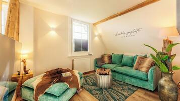 Fernseher, Tischfußball, Bücher