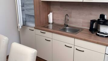 Refrigerador, horno, parrilla de estufa y cafetera y tetera