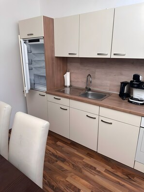 Refrigerador, horno, placa de cocina, cafetera/tetera