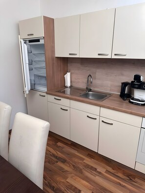 Fridge, oven, stovetop, coffee/tea maker