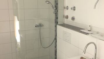 Dusche, Haartrockner, Handtücher