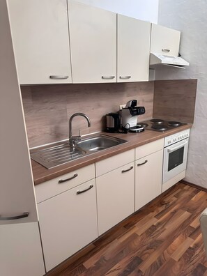 Fridge, oven, stovetop, coffee/tea maker