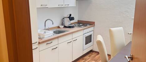 Fridge, oven, stovetop, coffee/tea maker