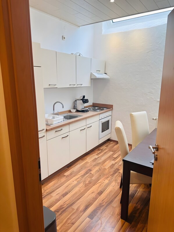 Fridge, oven, stovetop, coffee/tea maker