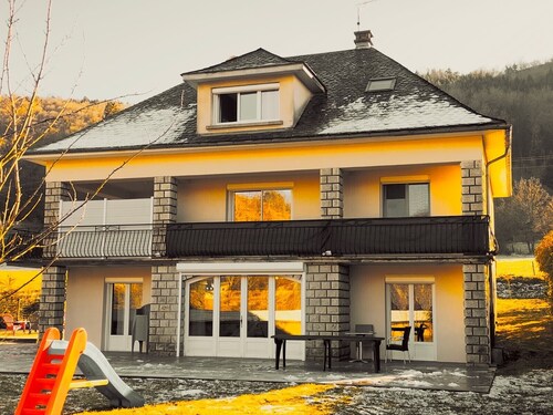 Maison de vacances 'P'tit Coin De Paradis' avec vue sur la montagne, piscine privée et Wi-Fi