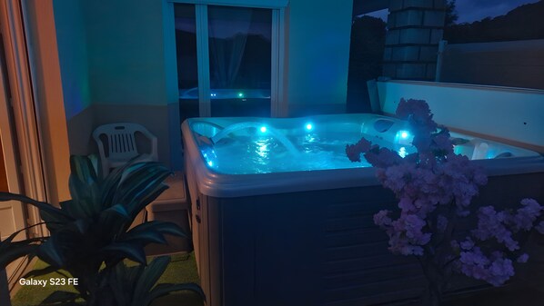 Indoor spa tub
