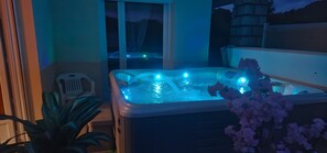 Indoor spa tub