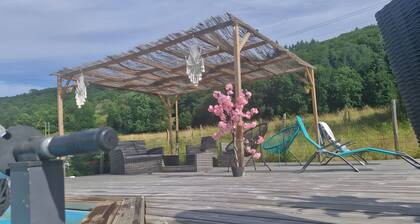 Maison de vacances 'P'tit Coin De Paradis' avec vue sur la montagne, piscine privée et Wi-Fi