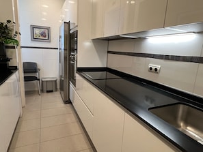 Micro-ondes, four, plaque de cuisson, lave-vaisselle