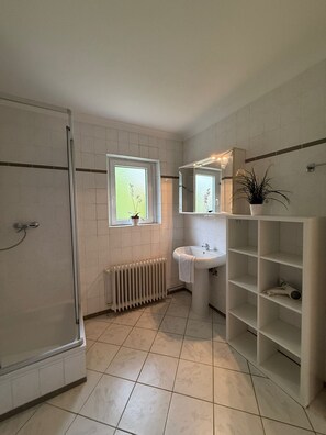 Dusj, hårføner og håndklær