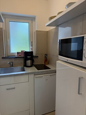 Kjøleskap, mikrobølgeovn, ovn og kaffetrakter/tekoker