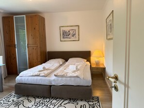 Bügeleisen/Bügelbrett, kostenloses WLAN, Bettwäsche