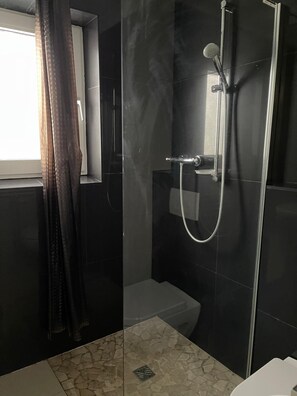 Dusche, Haartrockner, Handtücher