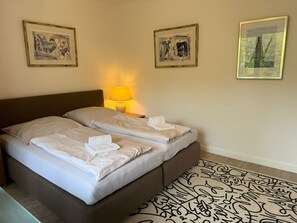 Tabla de planchar con plancha, wifi gratis, ropa de cama
