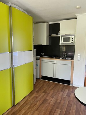 Kühlschrank, Mikrowelle, Ofen, Wasserkocher mit Kaffee-/Teezubehör