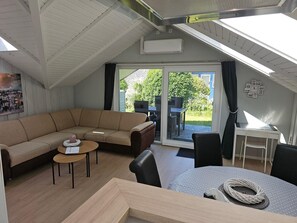 Fernseher, Kamin, Stereoanlage