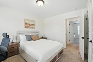 2 slaapkamers, een bureau, een strijkplank/strijkijzer, reisbedje