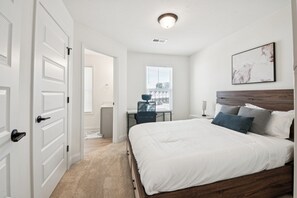 2 chambres, bureau, fer et planche à repasser, lit parapluie