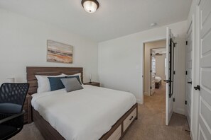 2 soverom, skrivebord, strykejern/-brett og reiseseng for barn