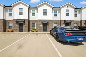 Exterior - Arte Luxury townhomes O5 I Comfy 2 Bed 2.5 Bath (Clarksville)