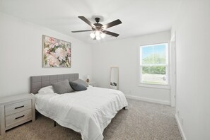 2 Schlafzimmer, Schreibtisch, Bügeleisen/Bügelbrett, Reisekinderbett