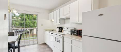 ثلاجة، ميكروويف، فرن، موقد طهي مسطح