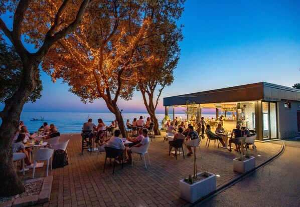 Outdoor dining - Mobile Home Mediteran Superior by the Pool in Caravan Park Strasko, Novalja (Novalja)