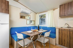 Dining - Mobile Home Mediteran Superior by the Pool in Caravan Park Strasko, Novalja (Novalja)