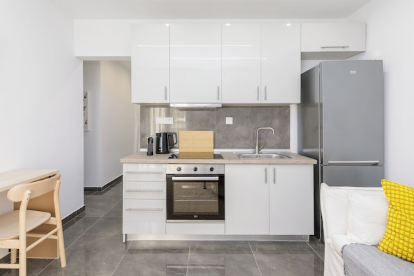 Apartamento, 1 cama de casal e sofá-cama, sacada | Cozinha privada | Máquina de café expresso, chaleira elétrica