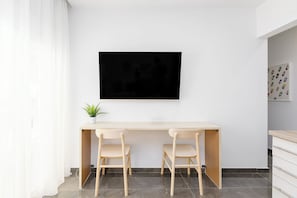 Apartamento, 1 cama de casal e sofá-cama, sacada | Cortinas blackout, ferros/tábuas de passar roupa, Wi-Fi de cortesia