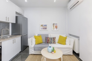Apartamento, 1 cama de casal e sofá-cama, sacada | Cortinas blackout, ferros/tábuas de passar roupa, Wi-Fi de cortesia