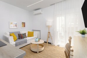 Apartamento, 1 cama de casal e sofá-cama, sacada | Cortinas blackout, ferros/tábuas de passar roupa, Wi-Fi de cortesia