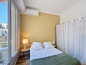 1 habitación y tabla de planchar con plancha
