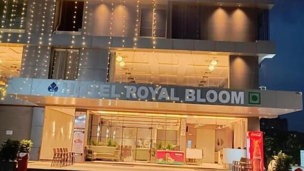 Ett hotell med upplysta skyltar som visar vägen till rummen, bankettsalen och restaurangen.