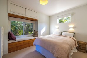 5 bedrooms, iron/ironing board, free WiFi, bed sheets - Palm Beach Retreat - Now open for Christmas and New Year Booking! (Waiheke Island)